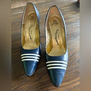MARSHALL FIELD & COMPANY Navy Blue Leather Pumps — Size 7B